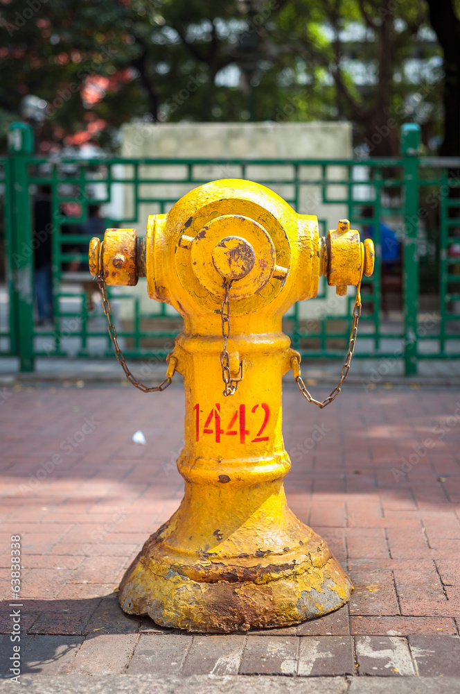 Naklejka premium Yellow fire hydrant on a Hong Kong street