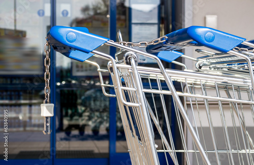 Obraz na płótnie Einkaufswagen vor einem Supermarkt