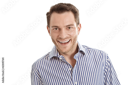 Lachender junger Geschäftsmann in blau auf weiß freigestellt © Jeanette Dietl