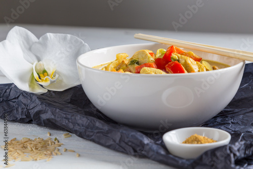 Thai Curry in einer Schale auf Holz