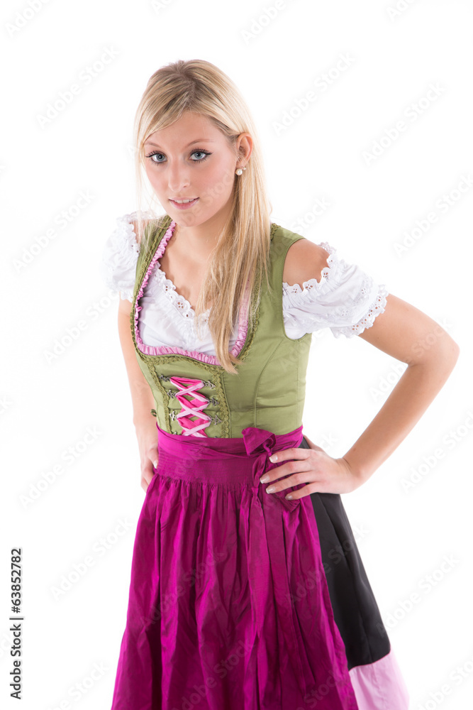 Frau im Dirndl stemmt die Hände in die Hüfte Frau im Dirndl stemmt die Hände in die Hüfte