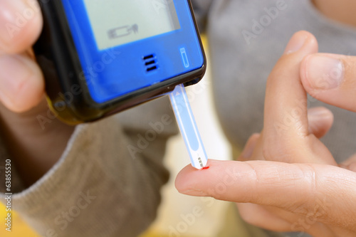 Bild auf Leinwand Blutzucker-Bestimmung bei Diabetes