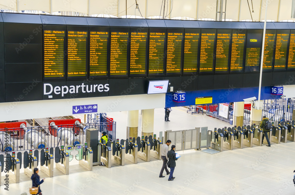 Naklejka premium Rozkład lotów przy odlotach - stacja kolejowa Waterloo, Londyn, Wielka Brytania