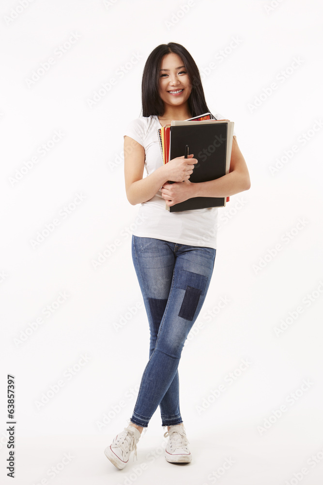 Studentin in weißen Shirt mit Schulsachen in den Armen Studentin in weißen Shirt mit Schulsachen in den Armen