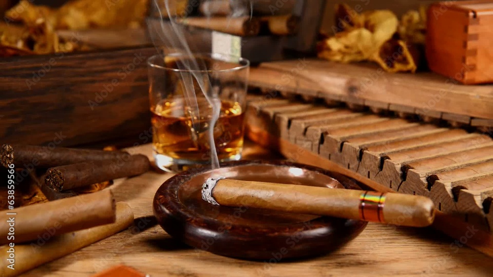 Whisky und Tabak - Zigarre qualmt