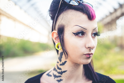 Foto young beautiful punk dark girl