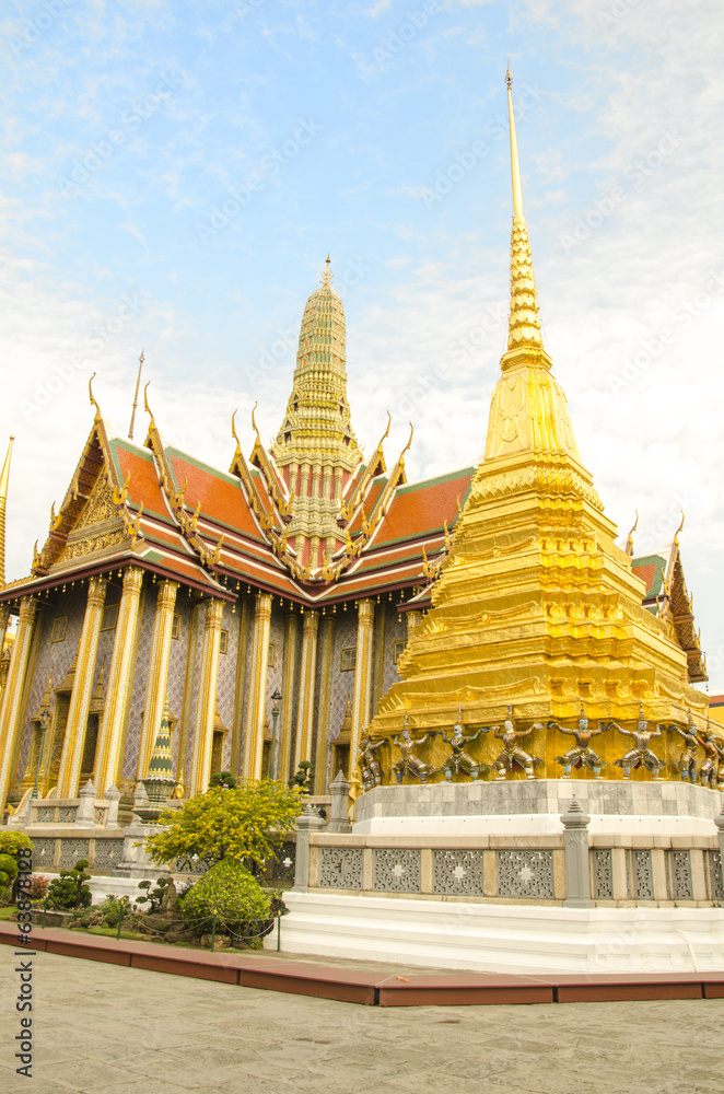 Fototapeta premium The majestic Grand Palace in Bangkok