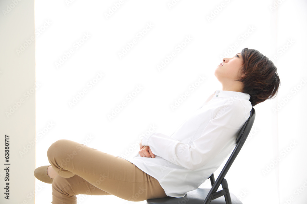 パイプ椅子に座る女性 Stock Photo Adobe Stock