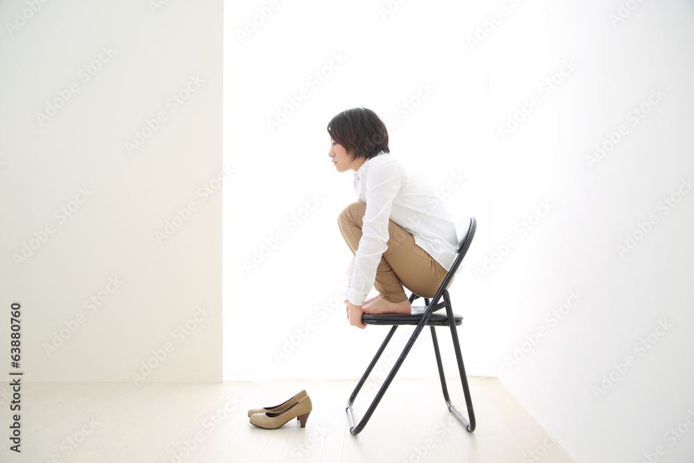 パイプ椅子に座る女性 Stock 写真 Adobe Stock