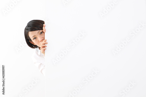 覗く女性