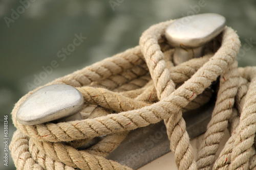 Cuerda de amarre de un barco photo