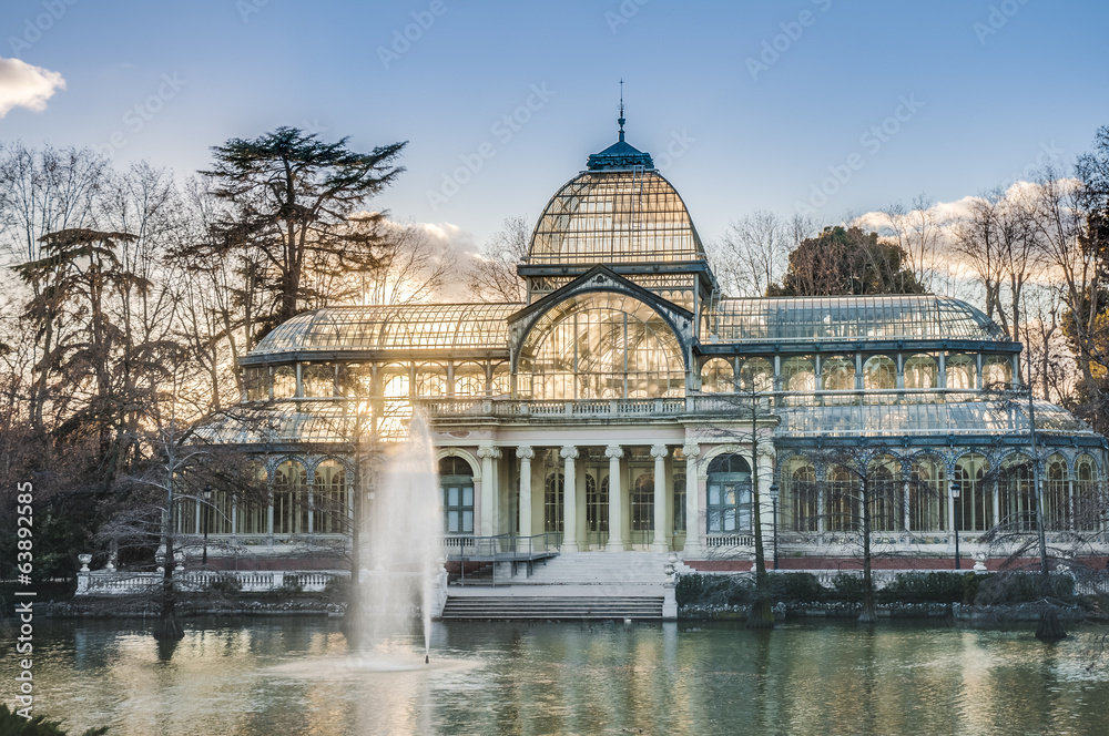 Fototapeta premium Crystal Palace w parku Retiro w Madrycie, Hiszpania.