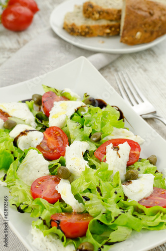Lettuce salad with tomatoes and mozzarella