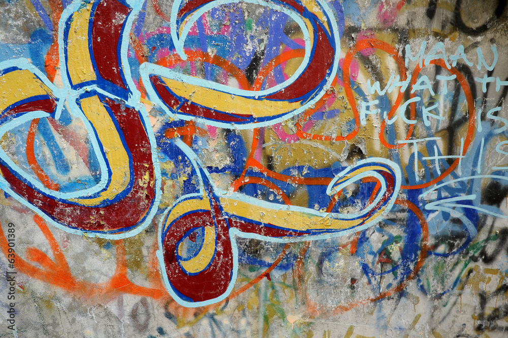 Grafitti auf einer alten Mauer