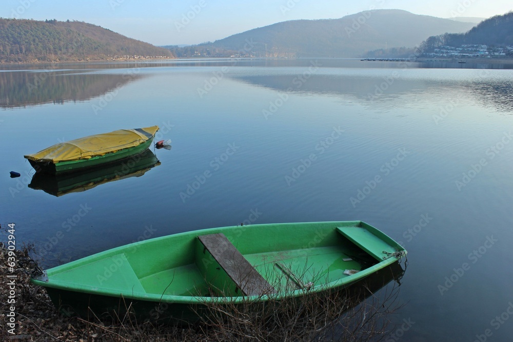 Zwei Angelboote am Ufer des Edersees