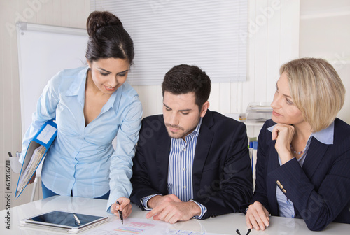 Business Meeting im Büro: Männer und Frauen photo