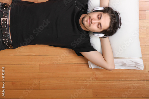 Musik hören auf dem Sofa