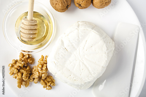 Ricotta fresca di bufala italiana con noci e miele