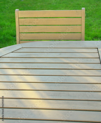 table et chaise de jardin en bois