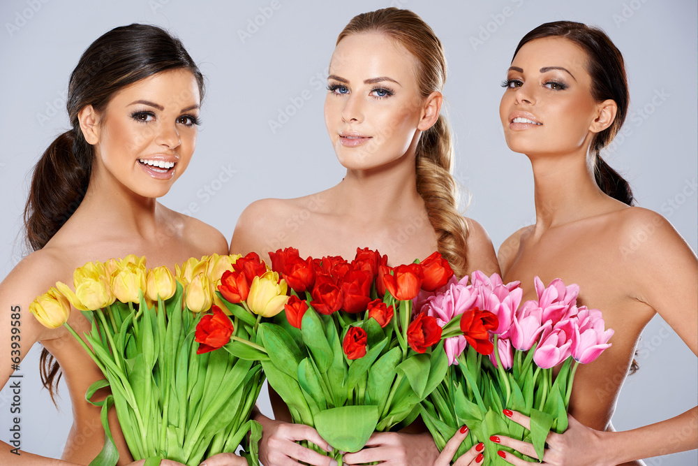 Fototapeta Trzy piękne kobiety ze świeżymi wiosennymi tulipanami