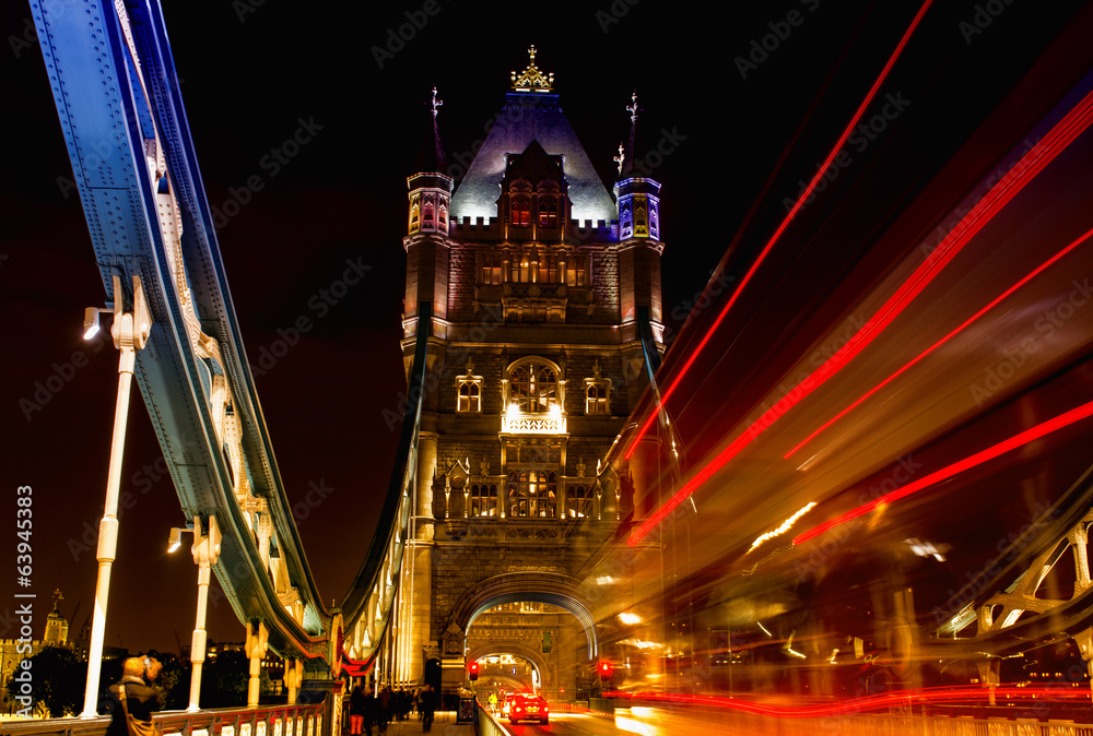 Obraz premium Tower Bridge with Red Bus lights