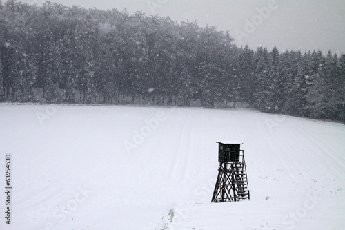 Hochsitz in Winterlandschaft photo