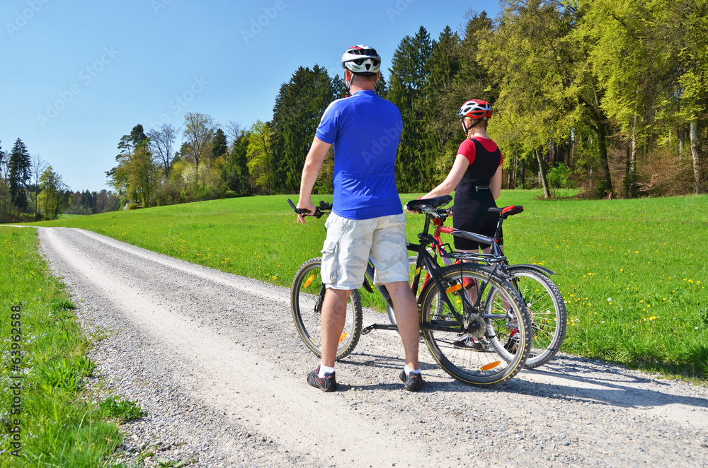 Fototapeta premium Travelers with mountain bikes