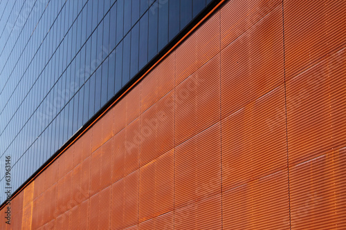 Moderne Architektur mit Rost und Glas