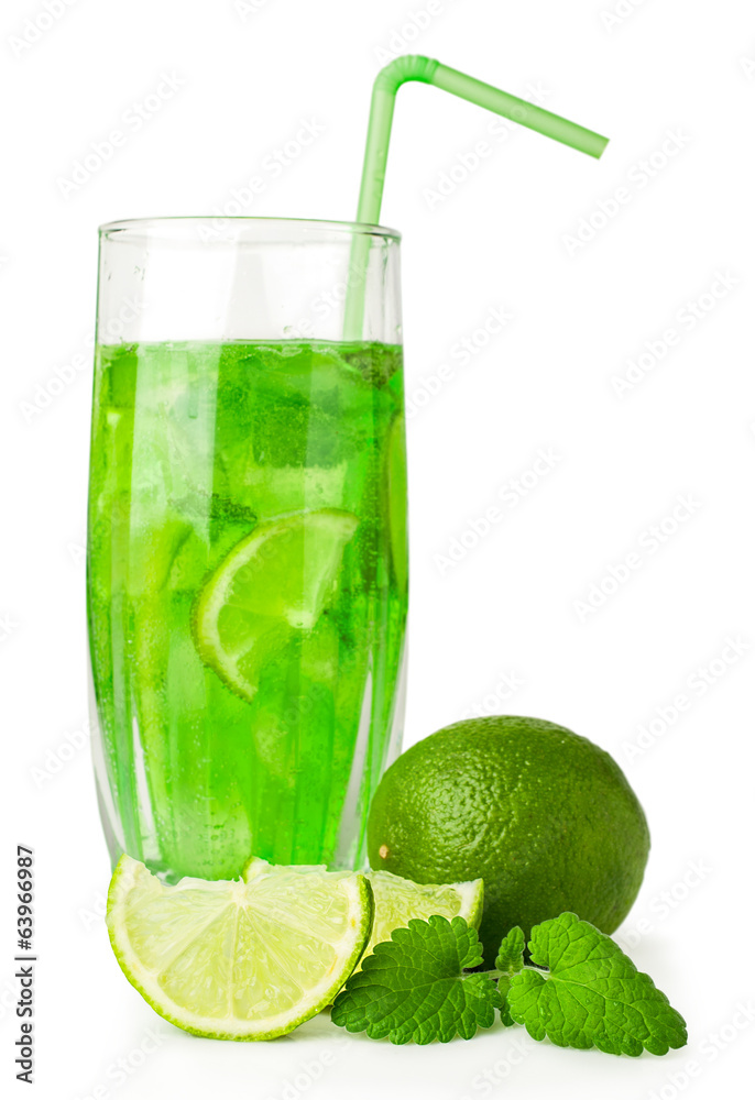 Fototapeta premium drink with lime and ice