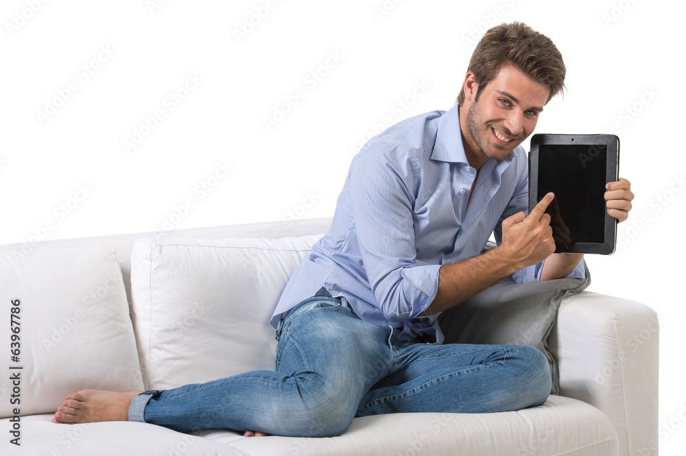 Uomo casual su divano con tablet