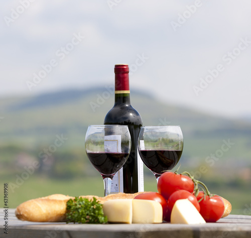 Fototapeta Naklejka Na Ścianę i Meble -  Wein, Käse und Brot