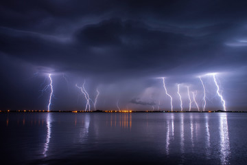 Keuken achterwand Onweer Onweer en bliksem boven nachtelijk meer  © danmir12