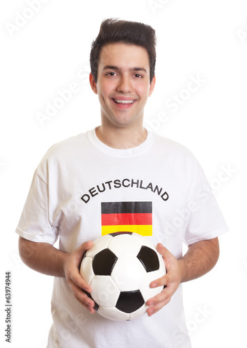 Lachender deutscher Fussball Fan mit Ball
