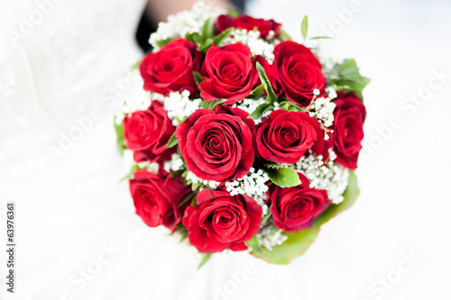 Hochzeit - Braut h  lt Brautstrau   mit roten Rosen