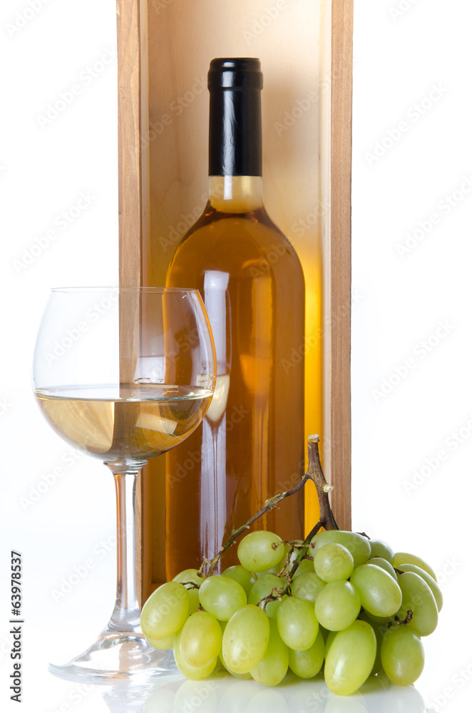 Obraz premium Bottles of wine in a wooden box with a glass of wine and white g
