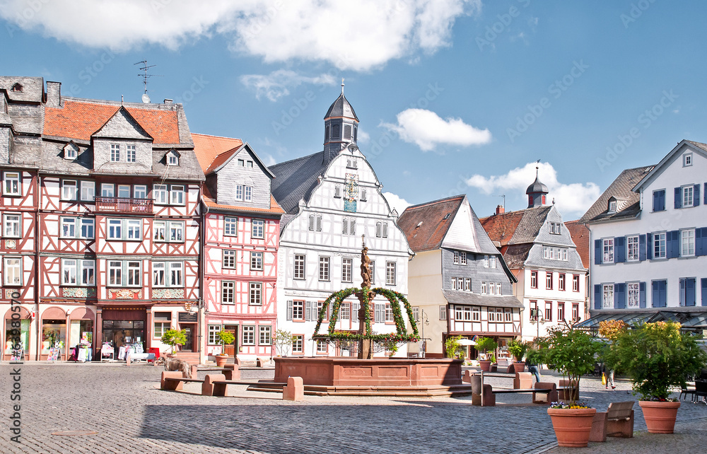 Der Marktplatz von Butzbach mit Fachwerk und Osterdeko Der Marktplatz von Butzbach mit Fachwerk und Osterdeko