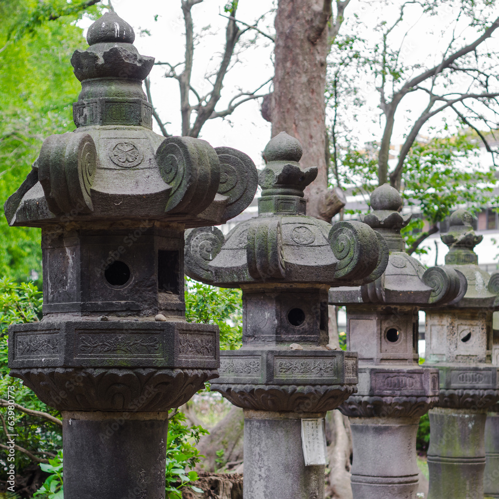 japanese stone lanterns