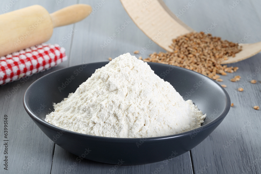 farina di grano su sfondo grigio farina di grano su sfondo grigio