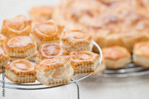 Vol-au-vent di pasta sfoglia sfornati sulla gratella