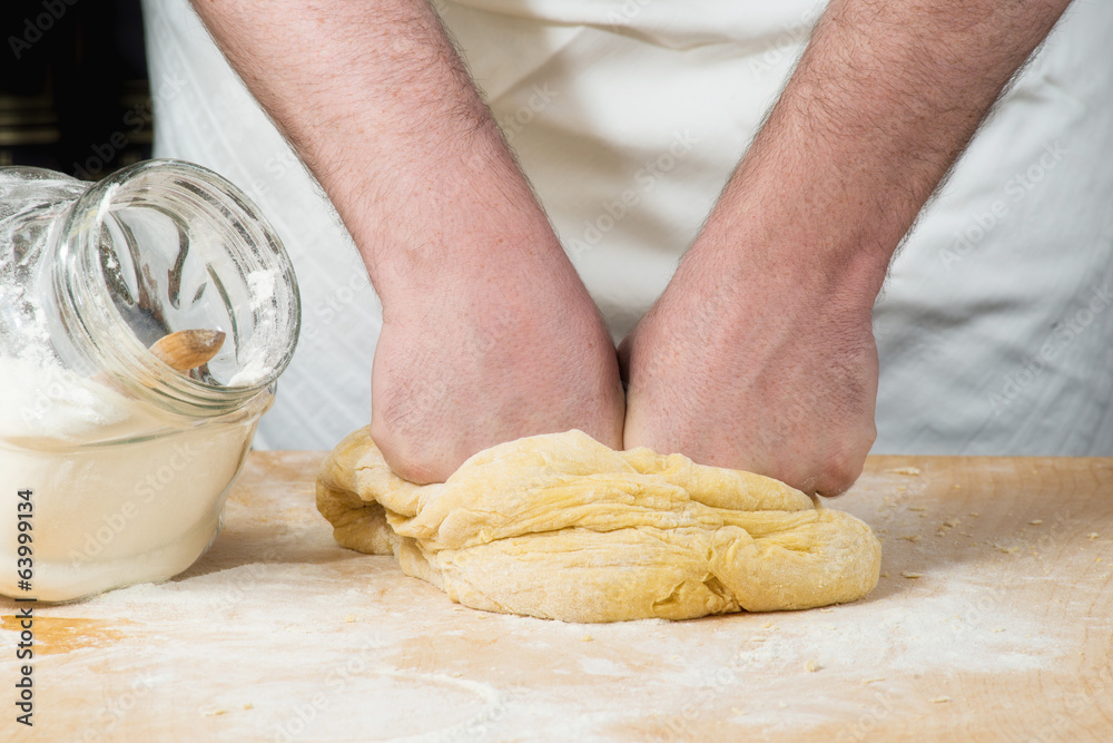 Mani che impastano l'impasto per la pasta all'uovo Stock Photo | Adobe Stock