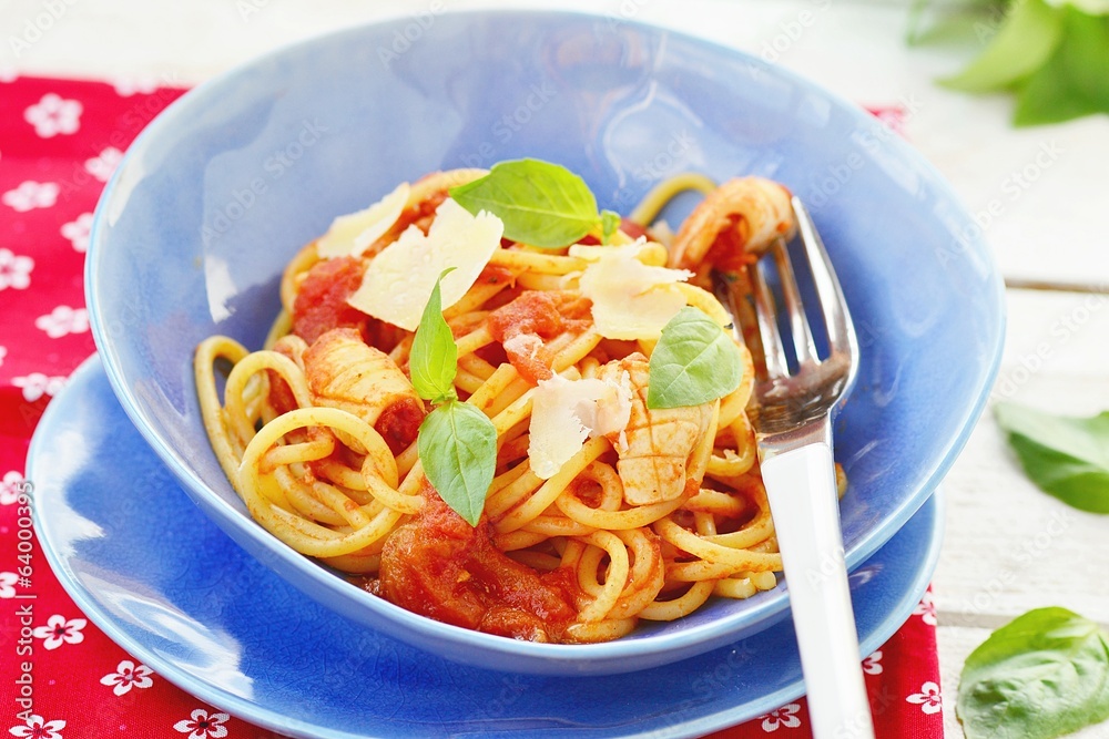 Fotografie spaghetti with calamary tomatoes and basil