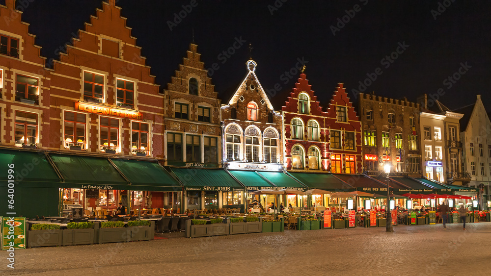 Naklejka premium Markt w nocy