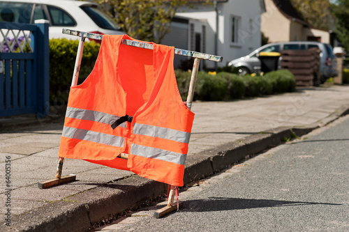 Eine Warnweste dient zur Parkplatzreservierung photo