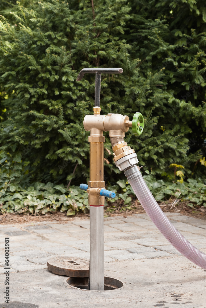 Bauwasser - Ein Standrohr an einem Unterflur-Hydrant Stock-Foto | Adobe  Stock