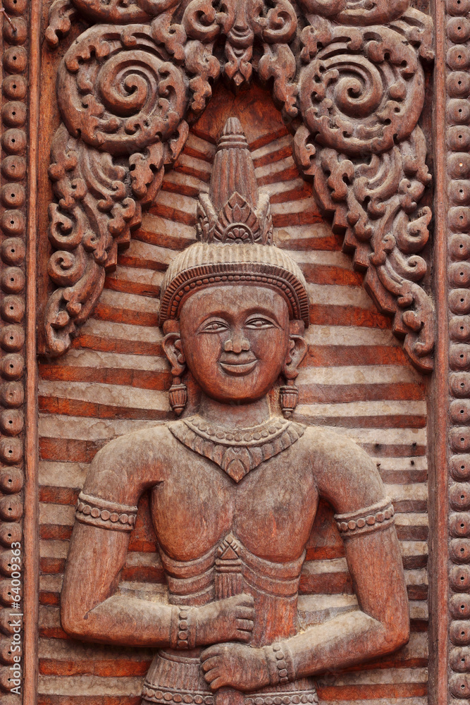 thai  wood  carving  on  the door temple