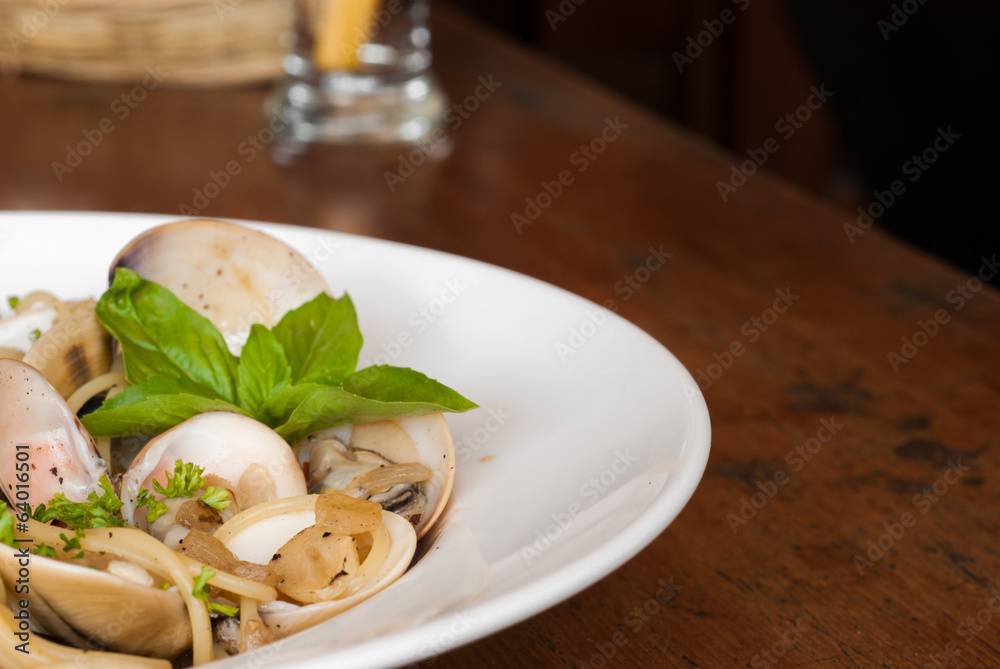 Spaghetti Vongole with Chilli and ingredients