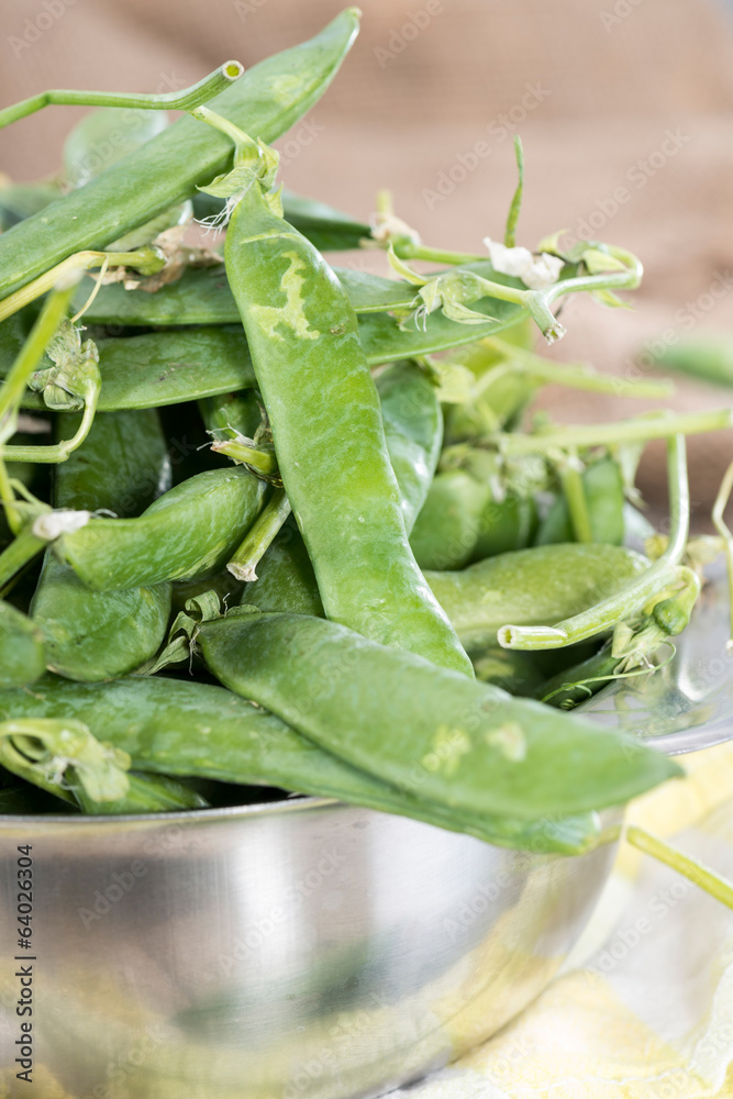 Fototapeta premium Fresh peas in a bowl