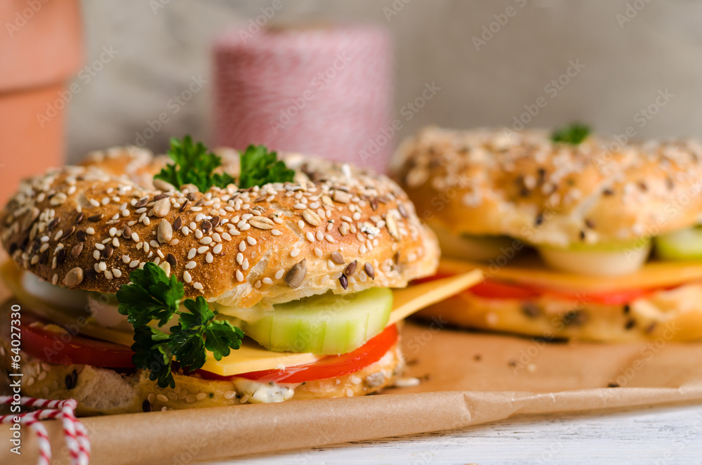 Vollkornbagel mit Käse, Ei und Gurke Vollkornbagel mit Käse, Ei und Gurke