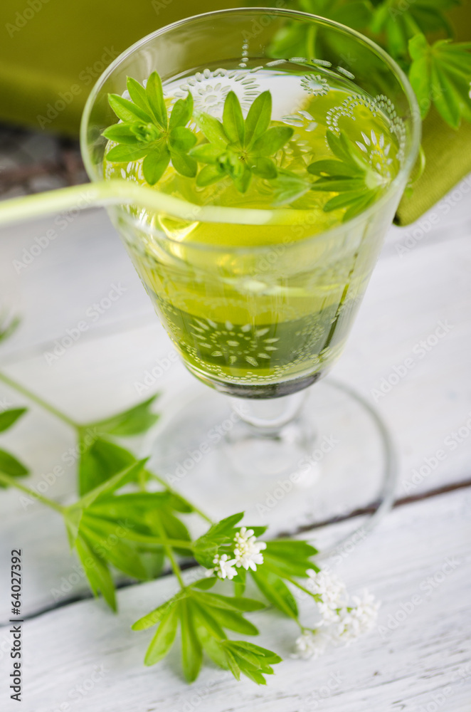 Maibowle mit frischem Waldmeister Maibowle mit frischem Waldmeister