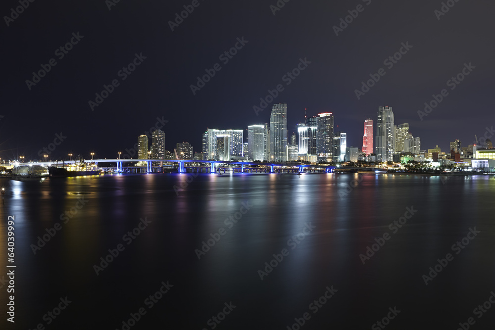 Naklejka premium Miami city skyline panorama at night